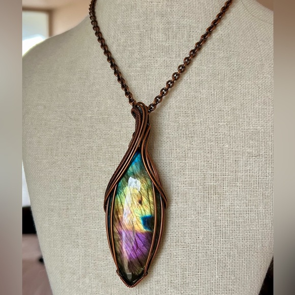 Spectacular Labradorite and Copper Weave Pendant - Picture 4 of 6